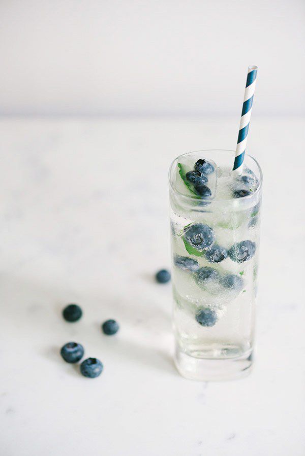 low-cal-cocktails-blueberry-fizz