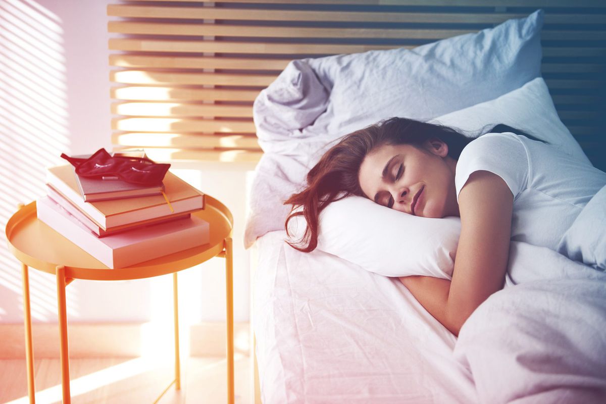 最好的记忆-泡沫床垫，女人在白天睡觉的肖像
