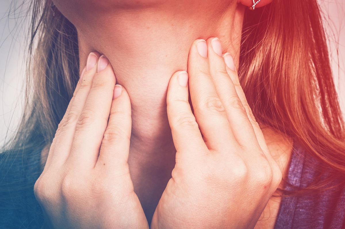 news-anchor-thyroid-cancer , Woman with throat sore is holding her aching throat