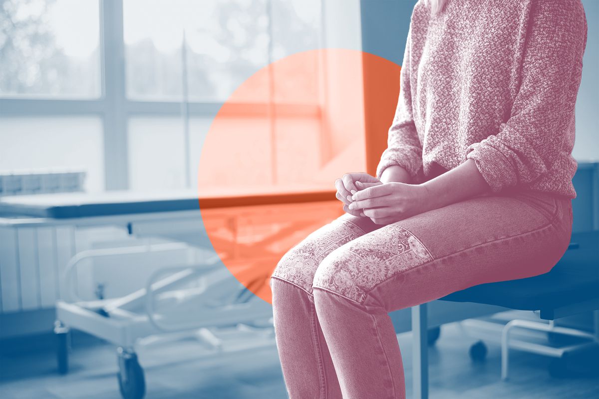 什么是晚期流产?女人的手在医院里焦急地等待着医生