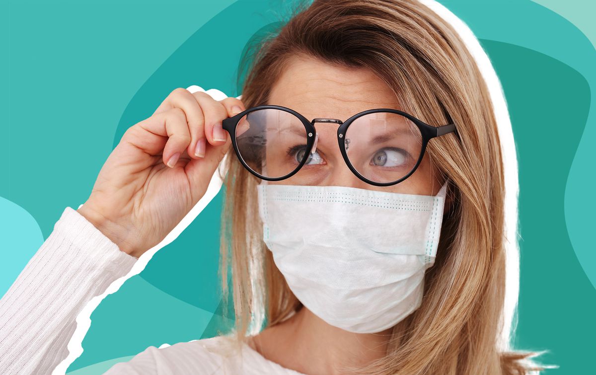 医用口罩和眼镜起雾。避免接触面部，冠状病毒预防，防护。