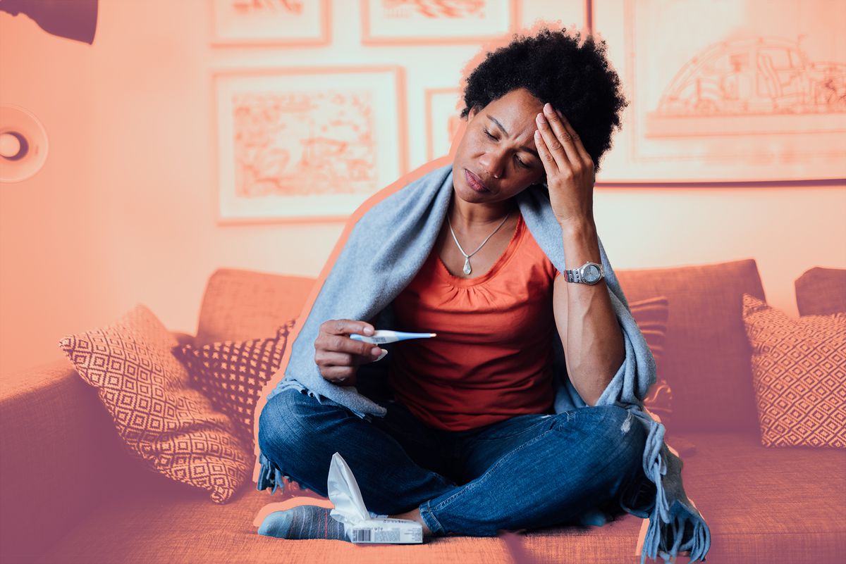 导致发烧的原因是什么?一位担心的非洲裔美国妇女生病时坐在家里