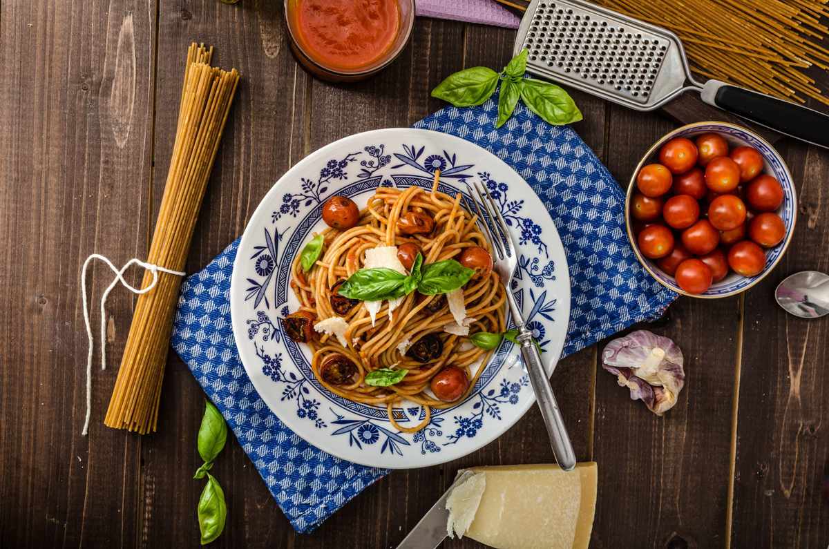 Healthy-Takeout-Whole-wheat-pasta-with-tomato-sauce-AdobeStock_88368109