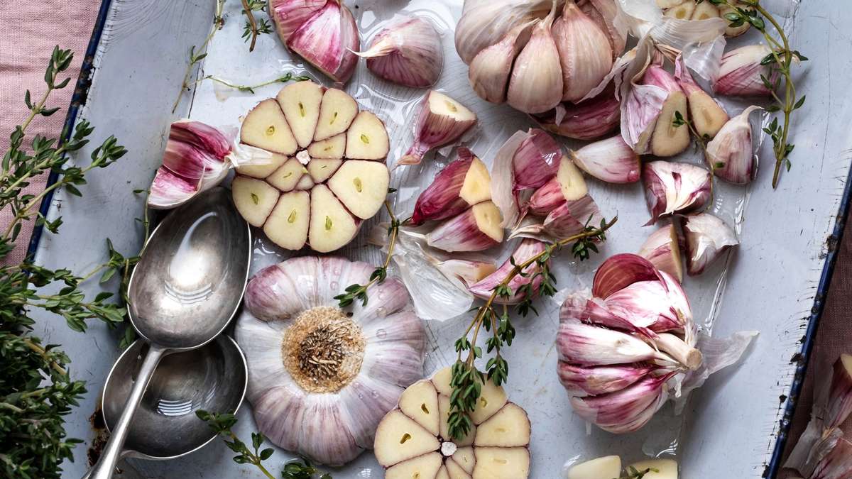 Garlic-Winter-Produce-GettyImages-1309741209