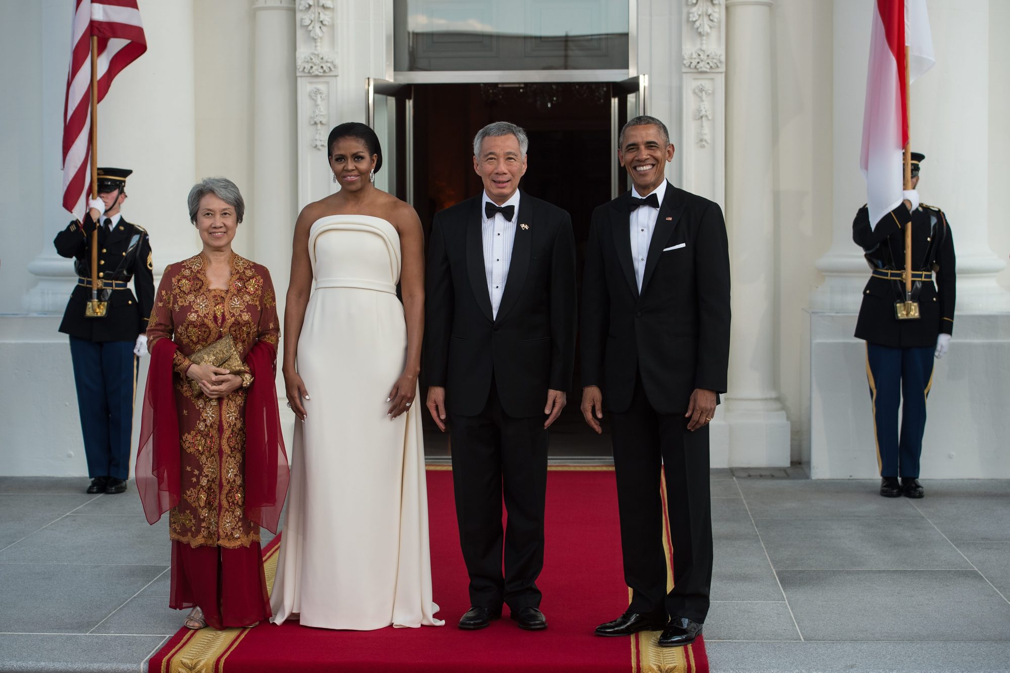 US President Barack Obama (R) and First Lady Michelle Obama (2nd L) greet Singapore's Prime Minister Lee Hsien Loong (2nd R) and his wife Ho Ching for a state dinner at the White House in Washington, DC, on August 2, 2016. / AFP / NICHOLAS KAMM        (Photo credit should read NICHOLAS KAMM/AFP/Getty Images)