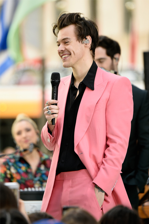 harry-styles-pink-suit.jpg