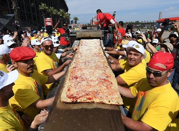 oven-longest-pizza.jpg