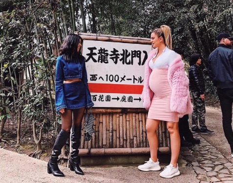 Photo of Khloé Kardashian and Kourtney Kardashian in Japan