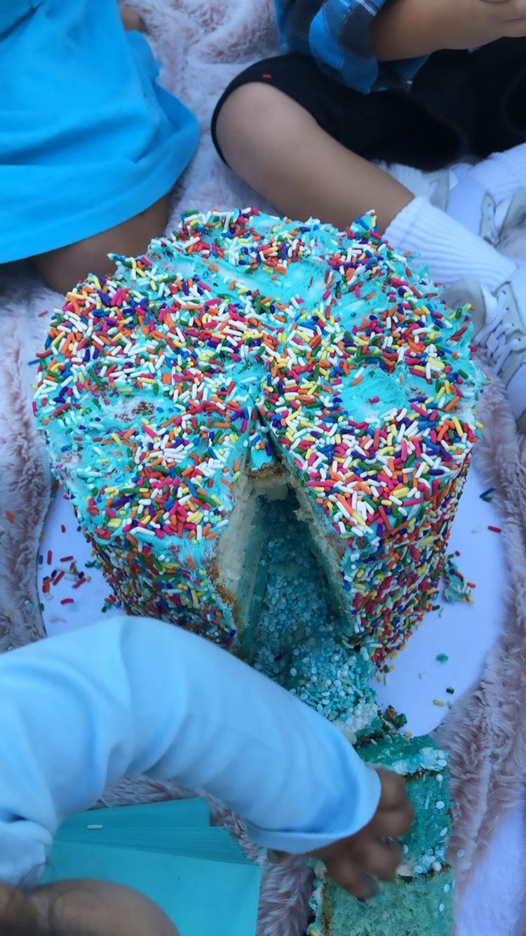 khloe-kardashian-cupake-party-glitter-cake.png