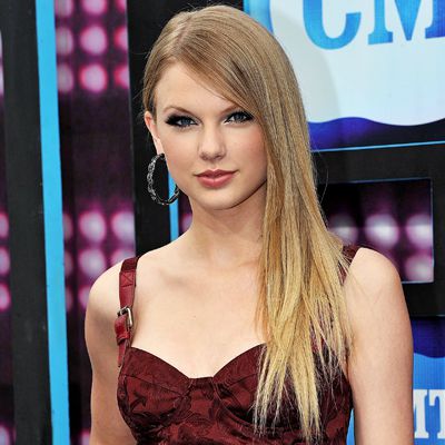Taylor Swift-CMT Music Awards-straight hair