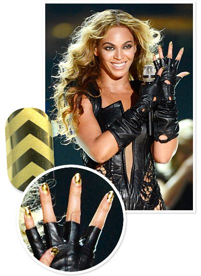 Beyoncé's shiny, gold manicure at the Superbowl