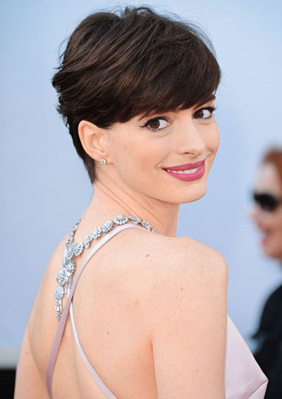 Oscars Jewelry: Anne Hathaway