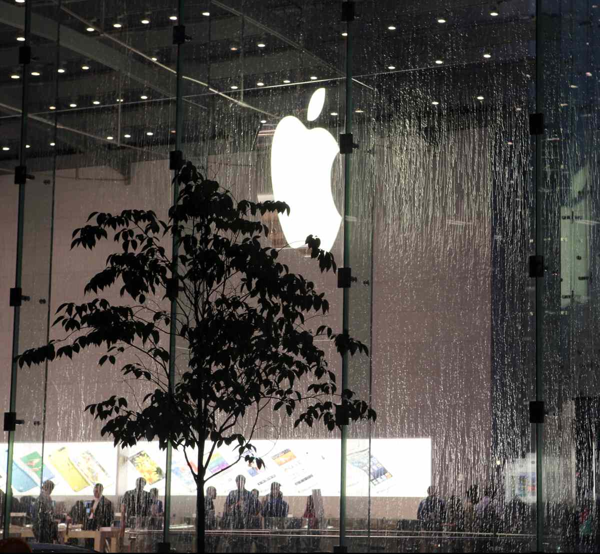 New York Apple Store, At Night