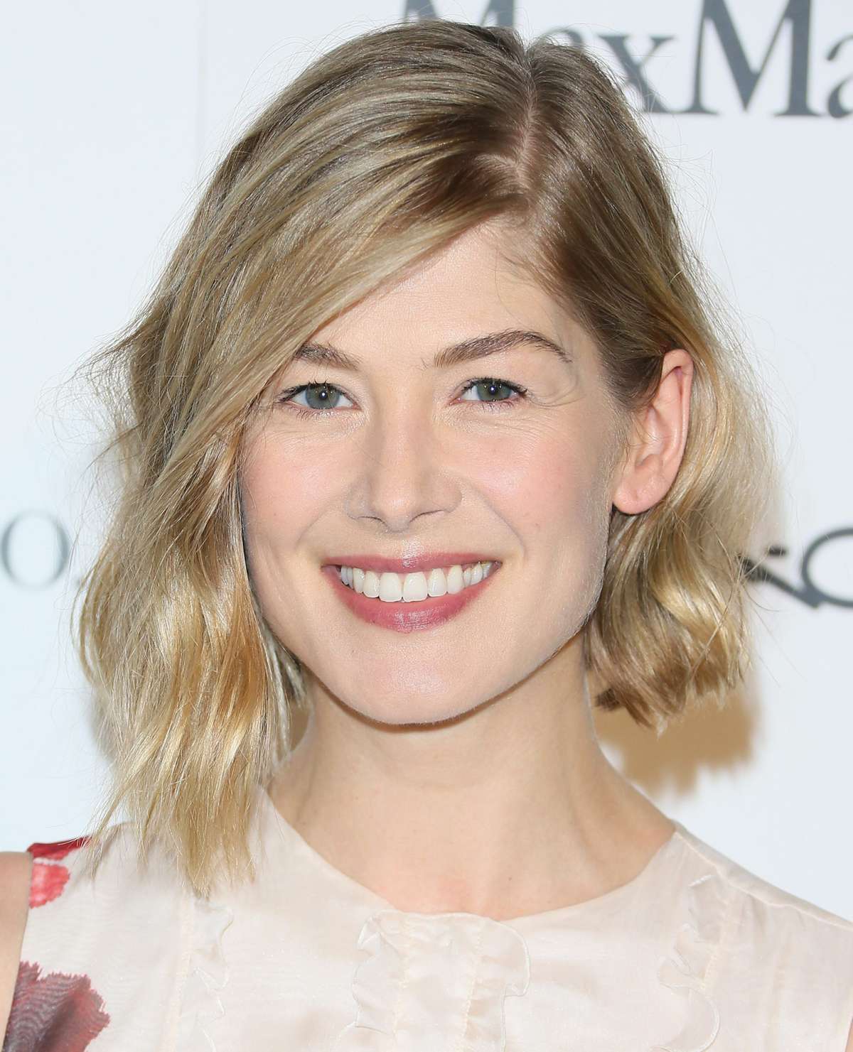 Rosamund Pike S Best Hair Moments Instyle