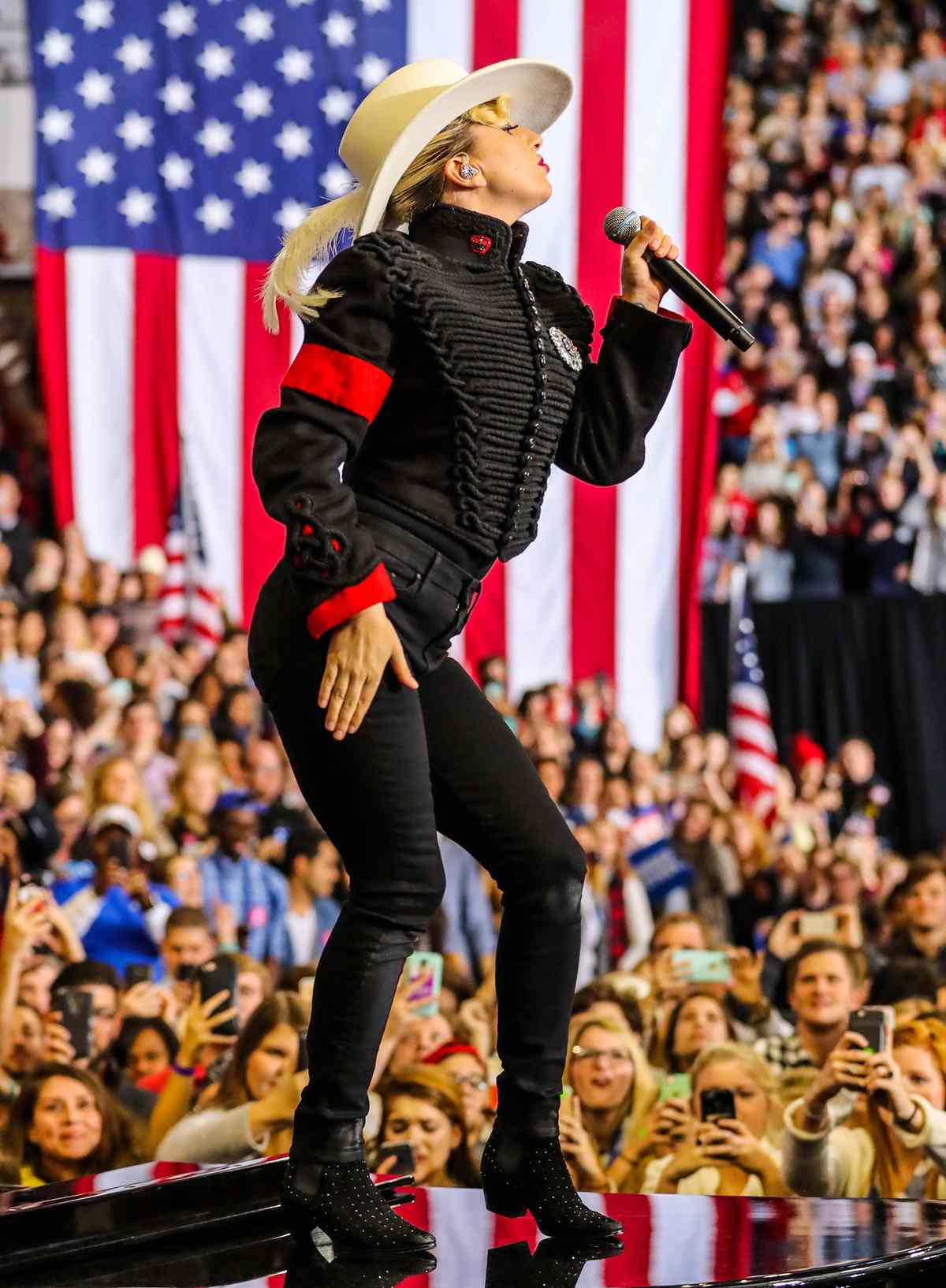 Lady Gaga Clinton Rally - Lead2016