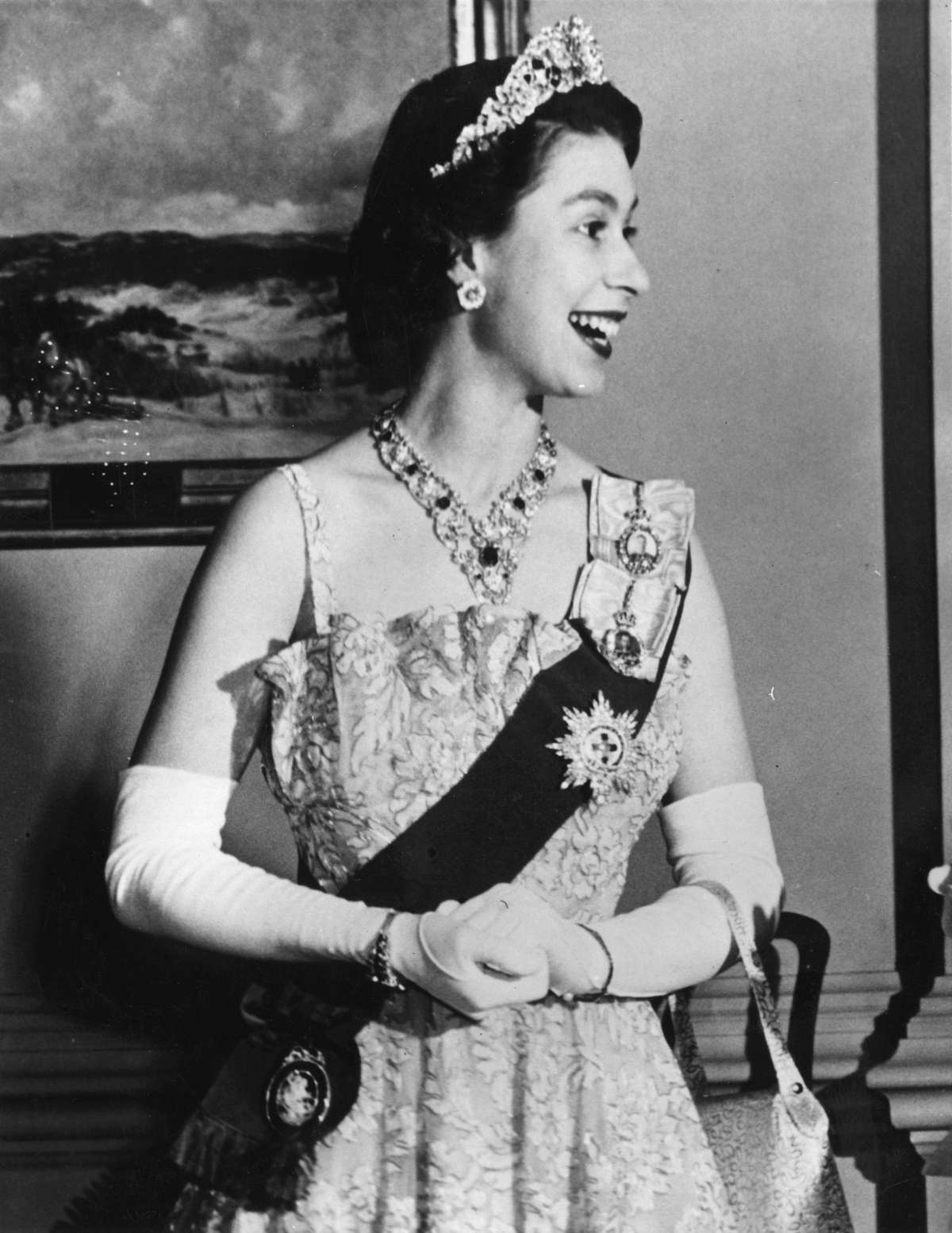 Queen Elizabeth - Necklace - Embed