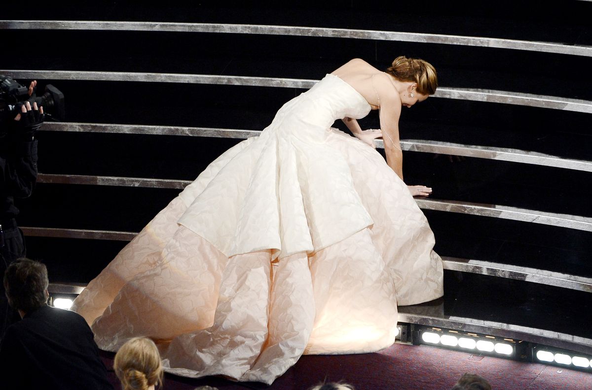 JLAW Falling on Stage - EMBED