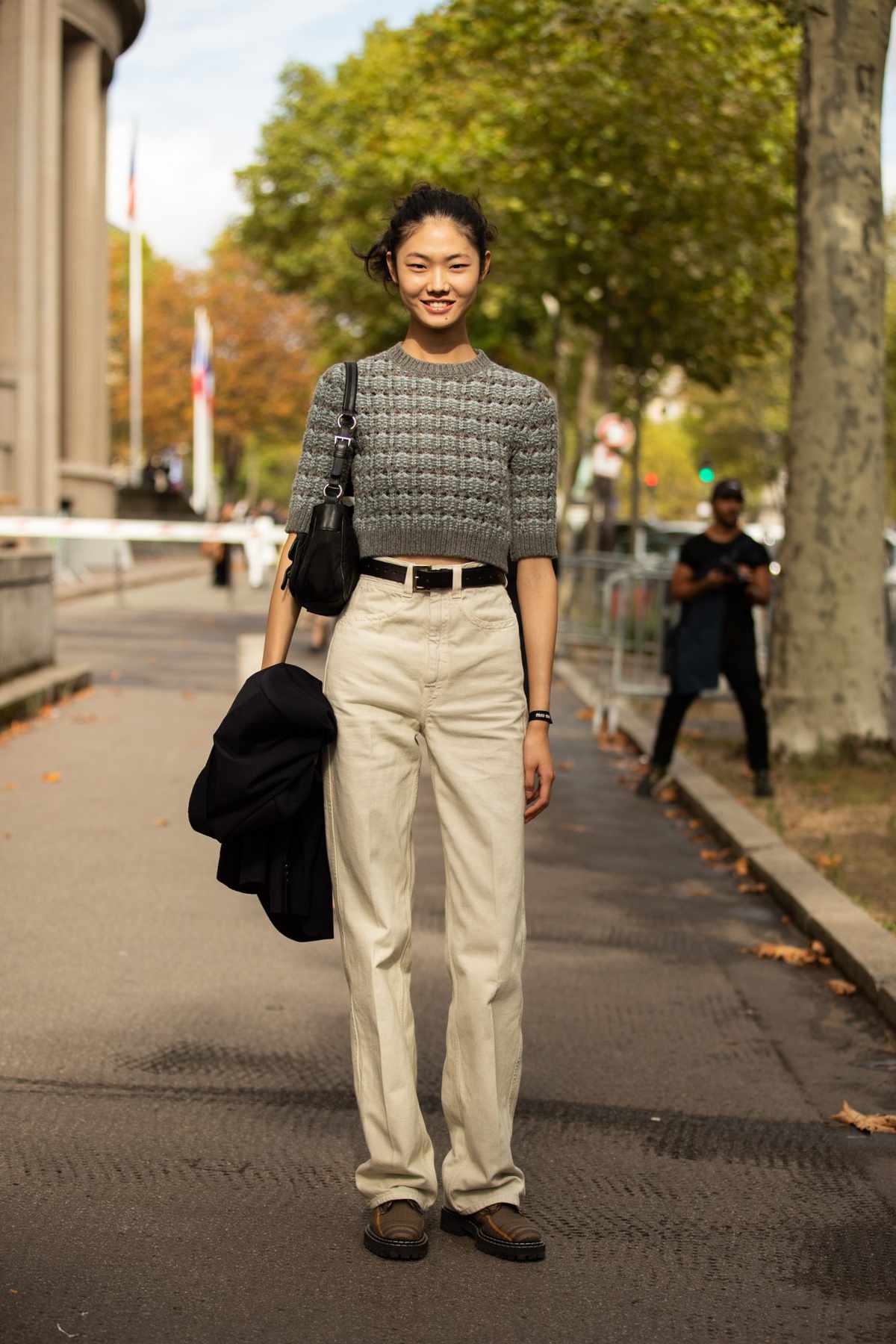 what to wear with khakis, khaki pants outfit idea, khaki pants and a short-sleeved top