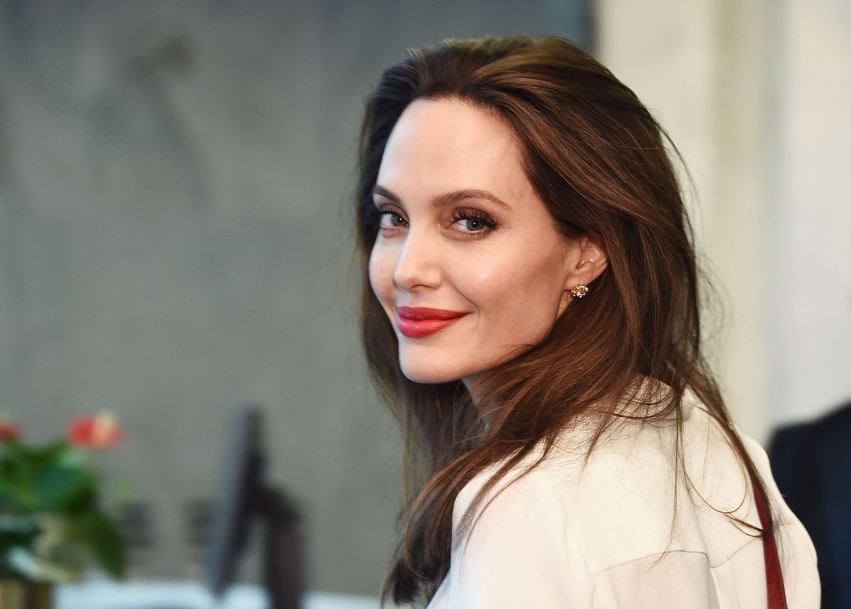 Angelina Jolie - LEAD