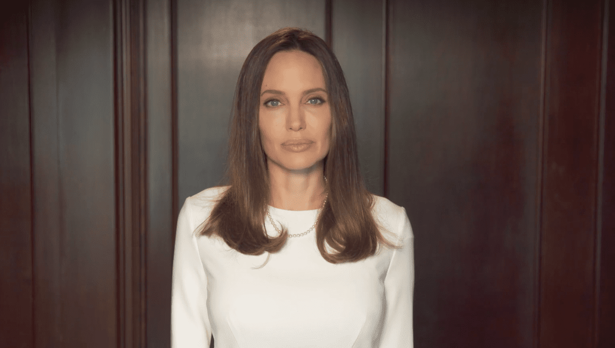 Angelina Jolie - Social