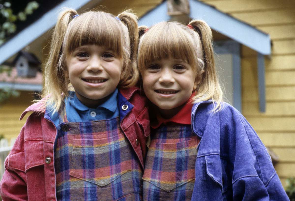 Mary-Kate and Ashley Bullied Sister Elizabeth Olsen in a 1994 Song 