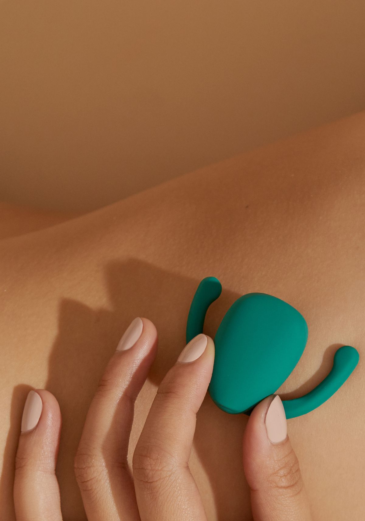 This ’Totally Revolutionary’ Vibrator Is Completely Hands-Free — and Couples Credit it for Saving Their Sex Lives