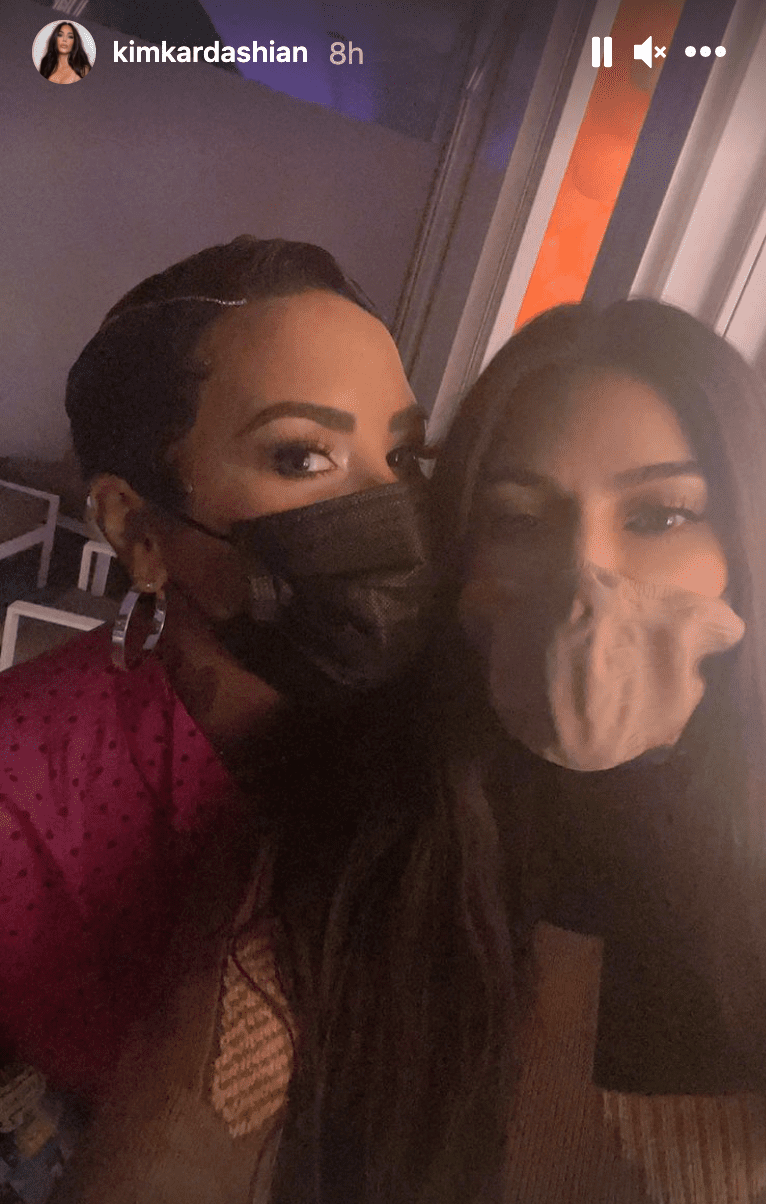 kim kardashian and demi lovato take a selfie