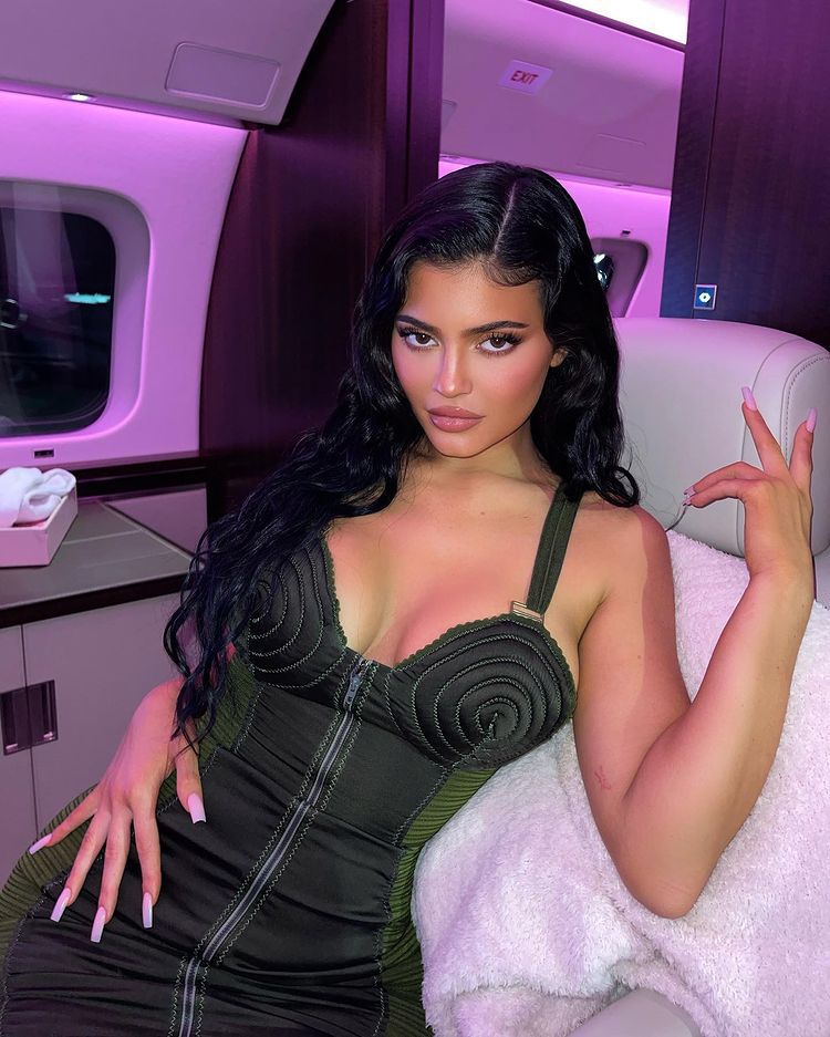 Kylie Jenner Gave an Intimate Look at Her Pregnancy in a Silhouette Selfie