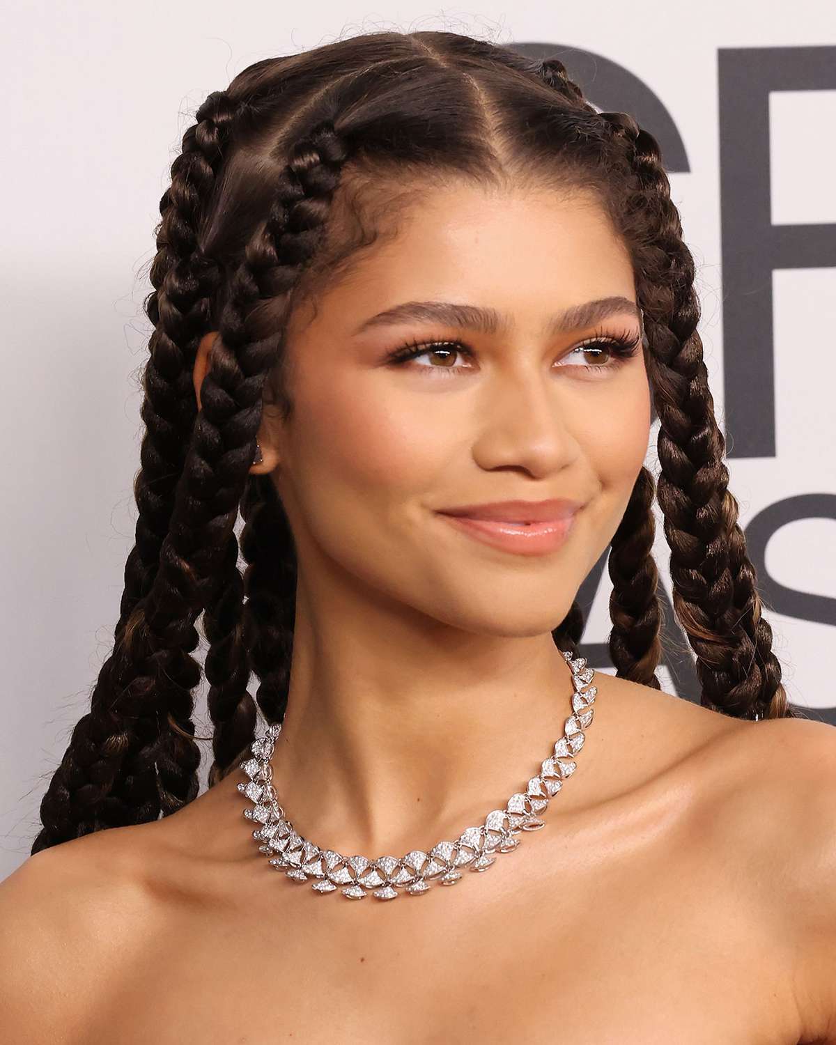 <p>If you're in for a low-key V-Day making dinner and watching a movie with your S.O.,  Zendaya's soft makeup with a focus on glowing skin from the 2021 CFDA Fashion Awards checks off all the requirements you want in a makeup look for the night. </p>
                            <p>HOW TO DO IT: </p>
                            <p>Considering this look is centered around flawless skin, reach for a full coverage concealer with a natural second-skin finish like Lancôme&#039;s Teint Idole Ultra Wear All Over Full Coverage Concealer. </p>
                            <p> </p>
                            