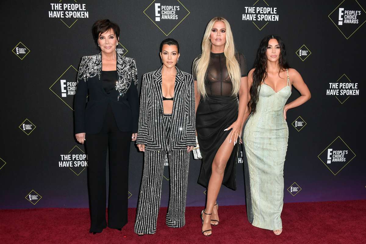 Kris Jenner，Kim Kardashian，Kourtney Kardashian，以及KhloéKardashian红地毯