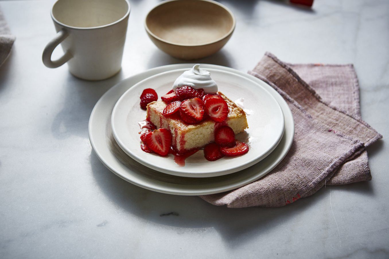 Cream Cake with Fresh Strawberries