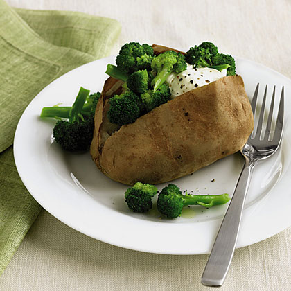 Baked Potatoes With Broccoli and Sour Cream 