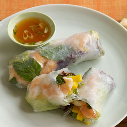 Shrimp and Mango Summer Dipping Rolls with Sweet and Spicy Dipping Sauce