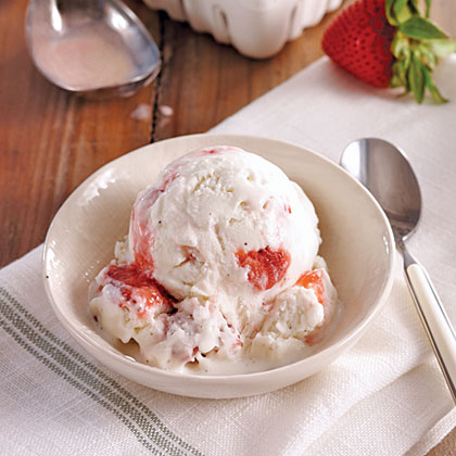 Vanilla Bean Ice Cream with Fresh Strawberries 