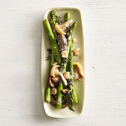 Asparagus with Chanterelles and Hazelnuts 