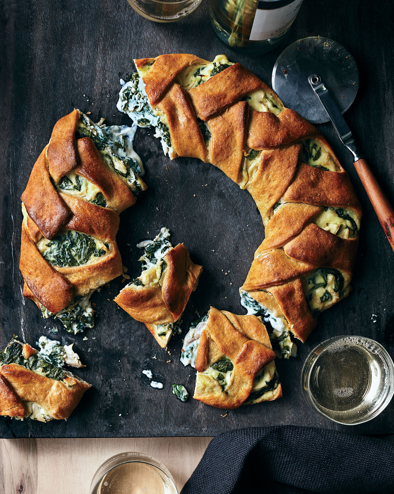Cheesy Chicken-and-Spinach Stromboli Ring 