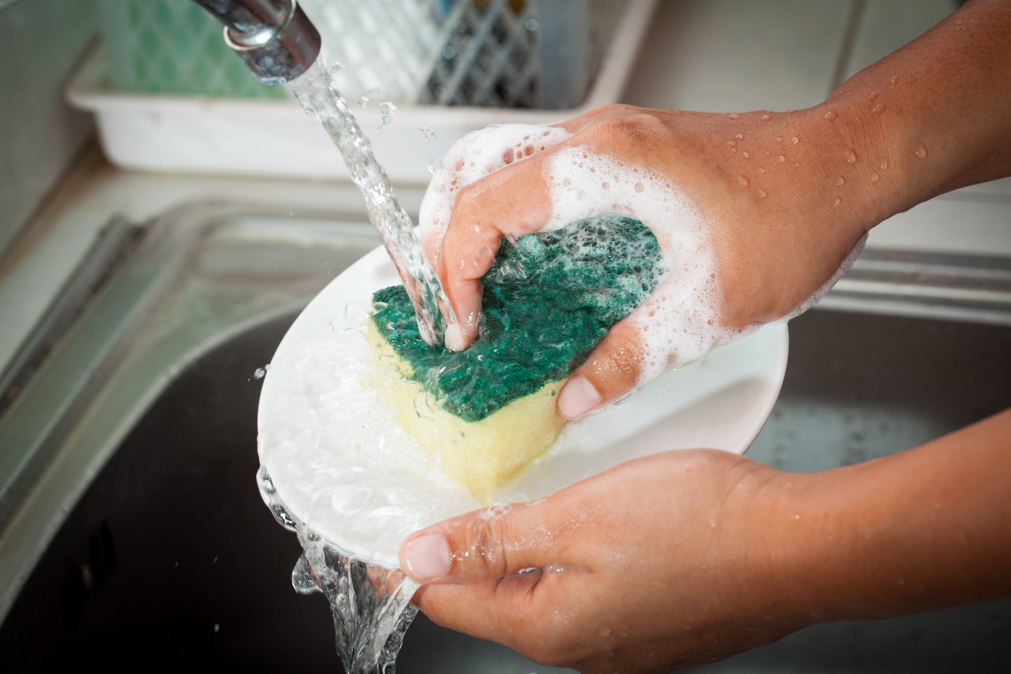 How to Deal With a Smelly Kitchen Sponge