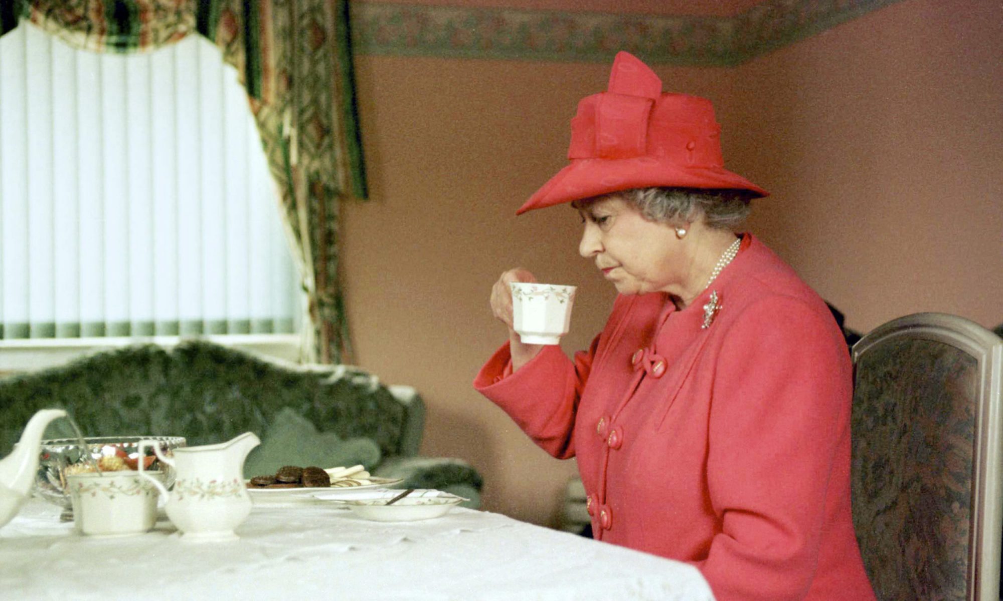 EC: The Queen of England Eats Breakfast Before Breakfast