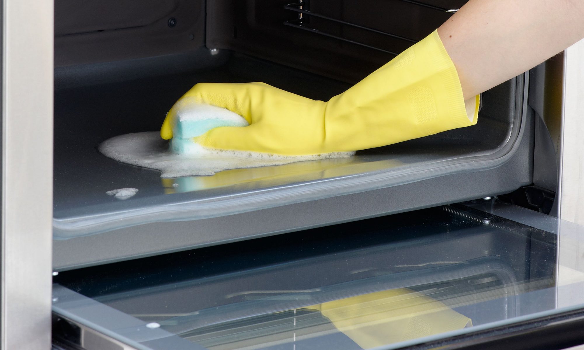 2 Foolproof Ways to Clean Your Oven