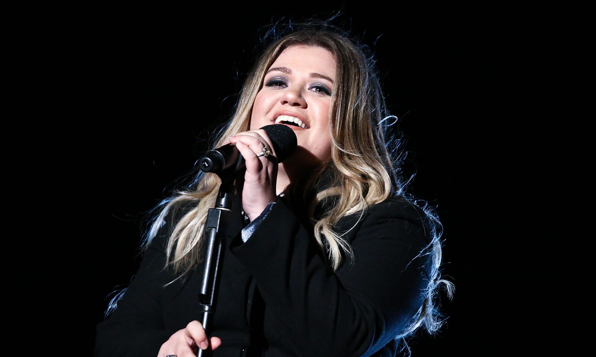 EC: People Are Mad at Kelly Clarkson for Feeding Her Child Nutella Because Moms Can’t Win 
