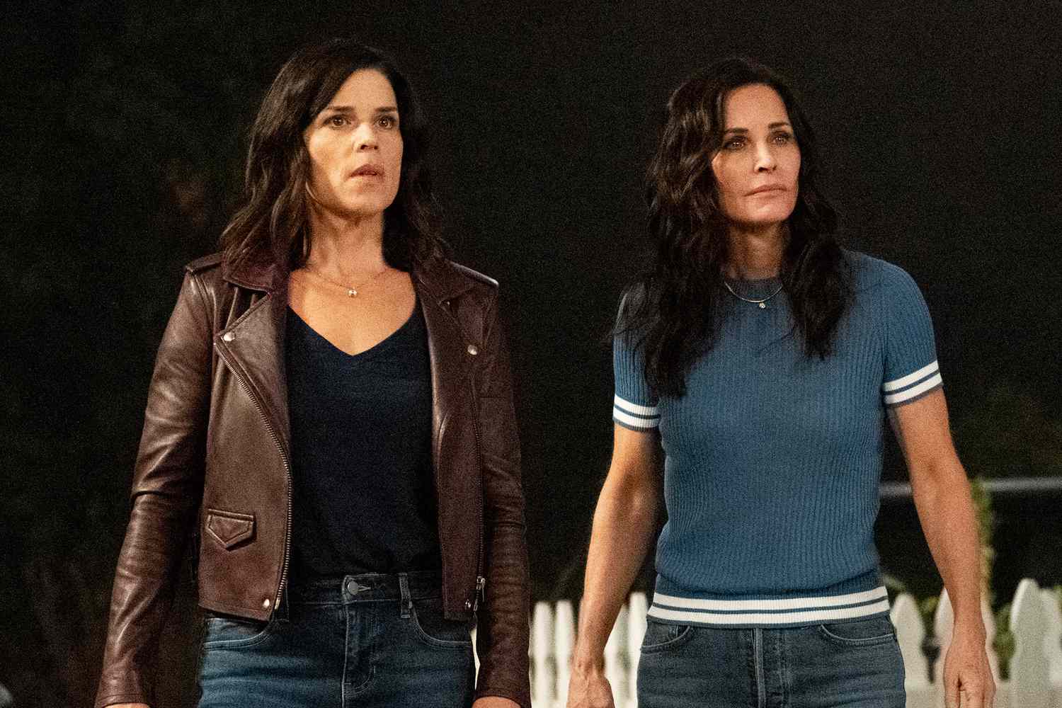 Neve Campbell (“Sidney Prescott”), sinistra, and Courteney Cox (“Gale Weathers”) star in Paramount Pictures and Spyglass Media Group's "Scream."
