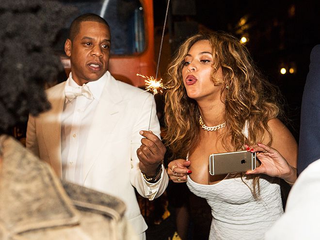 BEYONC&eacute; AND JAY Z CARRIED SPARKLERS