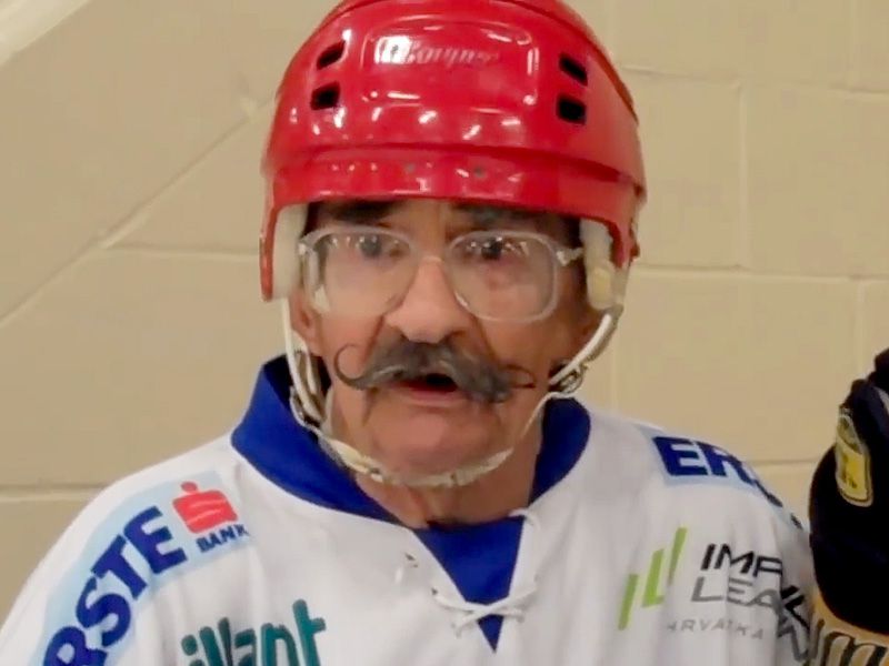94-Year-Old Hockey Player Still Plays in Minnesota | PEOPLE.com