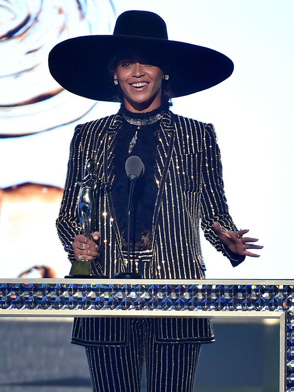 Beyonce CFDA Winner on stage