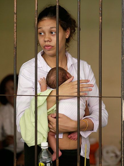 Heather Louis Mack of the US holds her baby daughter inside a holding cell prior to another day of trial over the murder of her mother, Sheila von Wiese Mack, at the Denpasar district court in Bali, Indonesia, 09 April 2015.