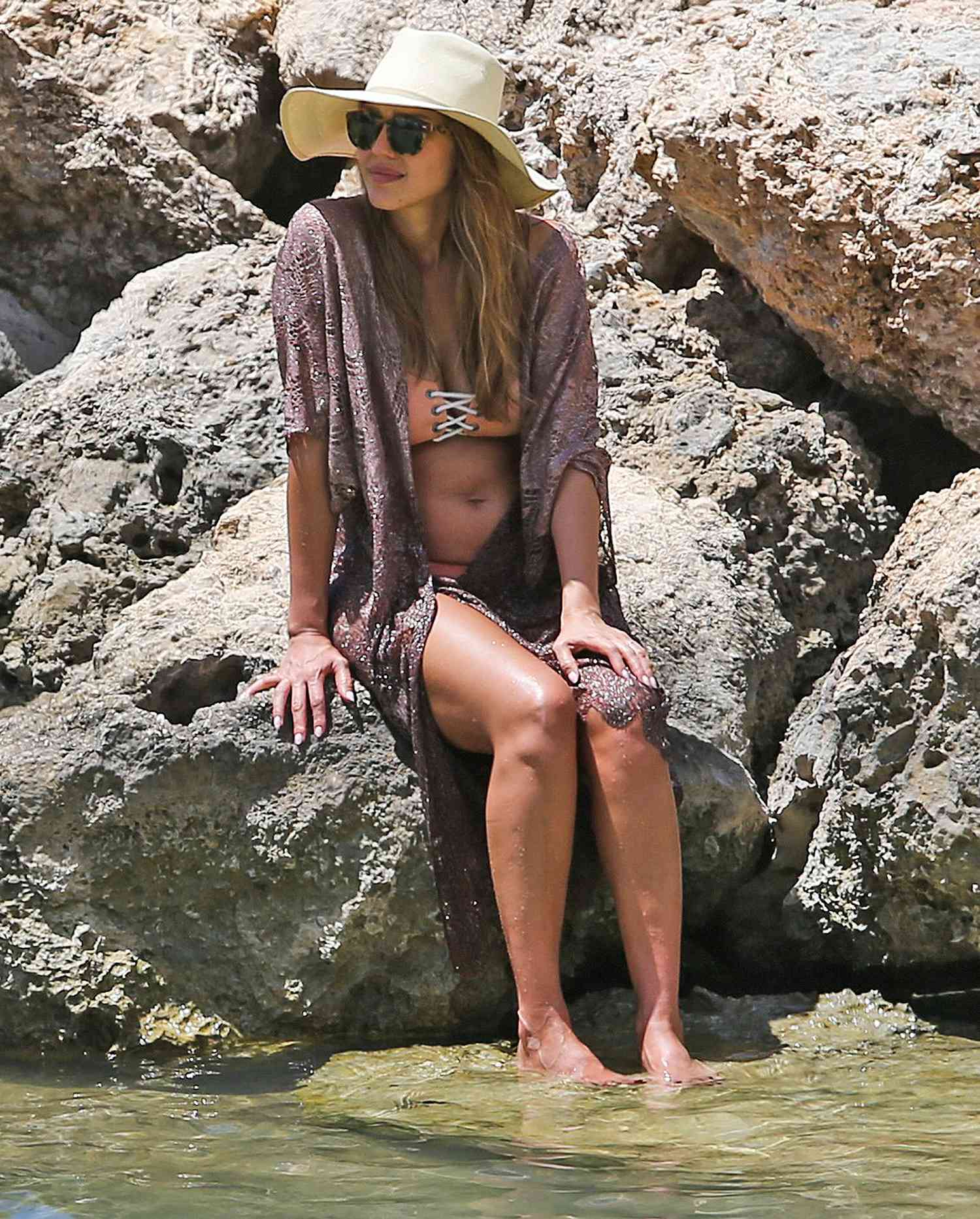 EXCLUSIVE: Jessica Alba at the beach in Hawaii