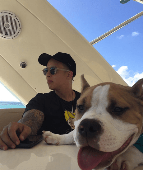 Daddy Yankee pets boat