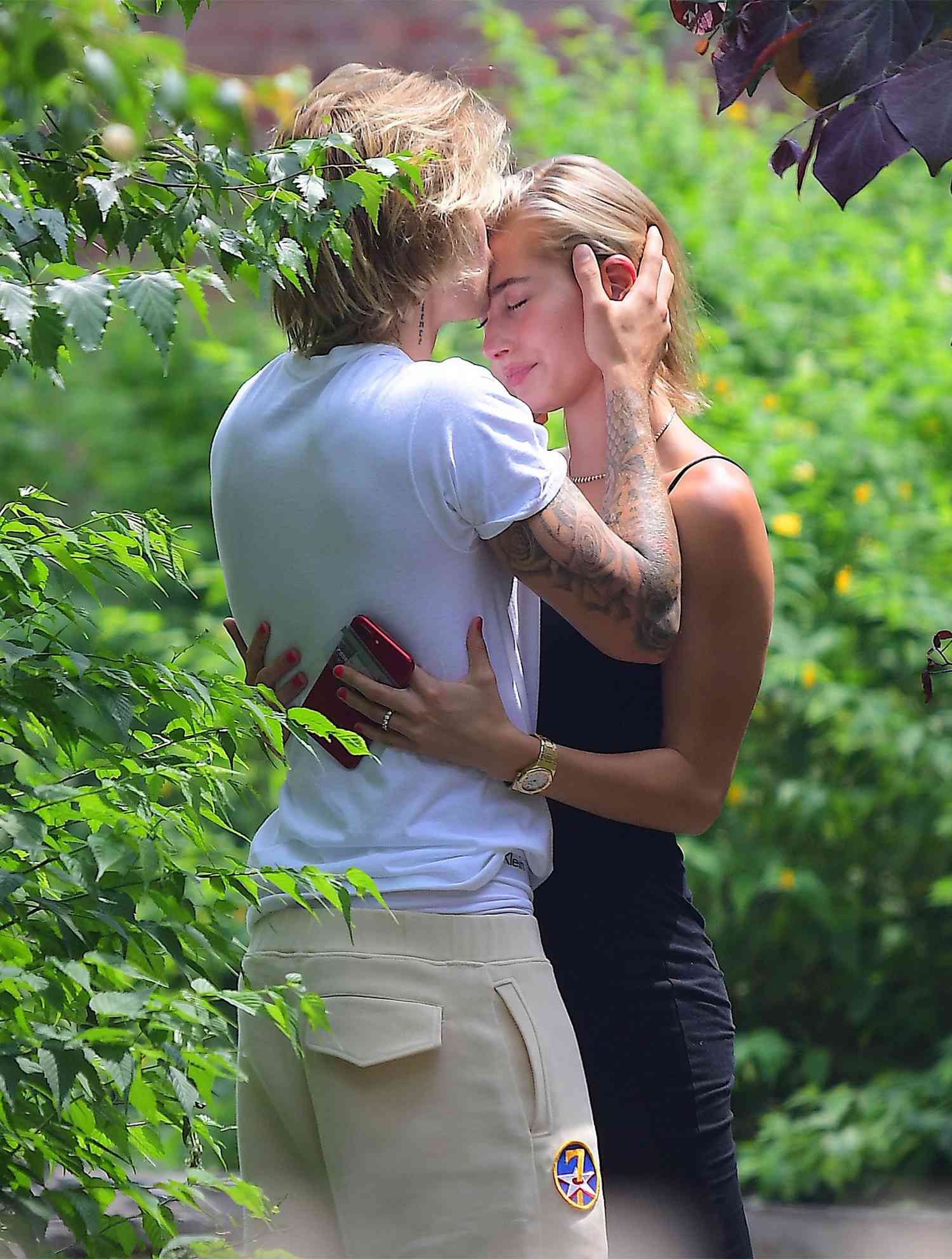 EXCLUSIVE: **PREMIUM EXCLUSIVE RATES APPLY** Justin Bieber And Hailey Baldwin Have Passionate Makeout Session During Afternoon Out In Brooklyn New York
