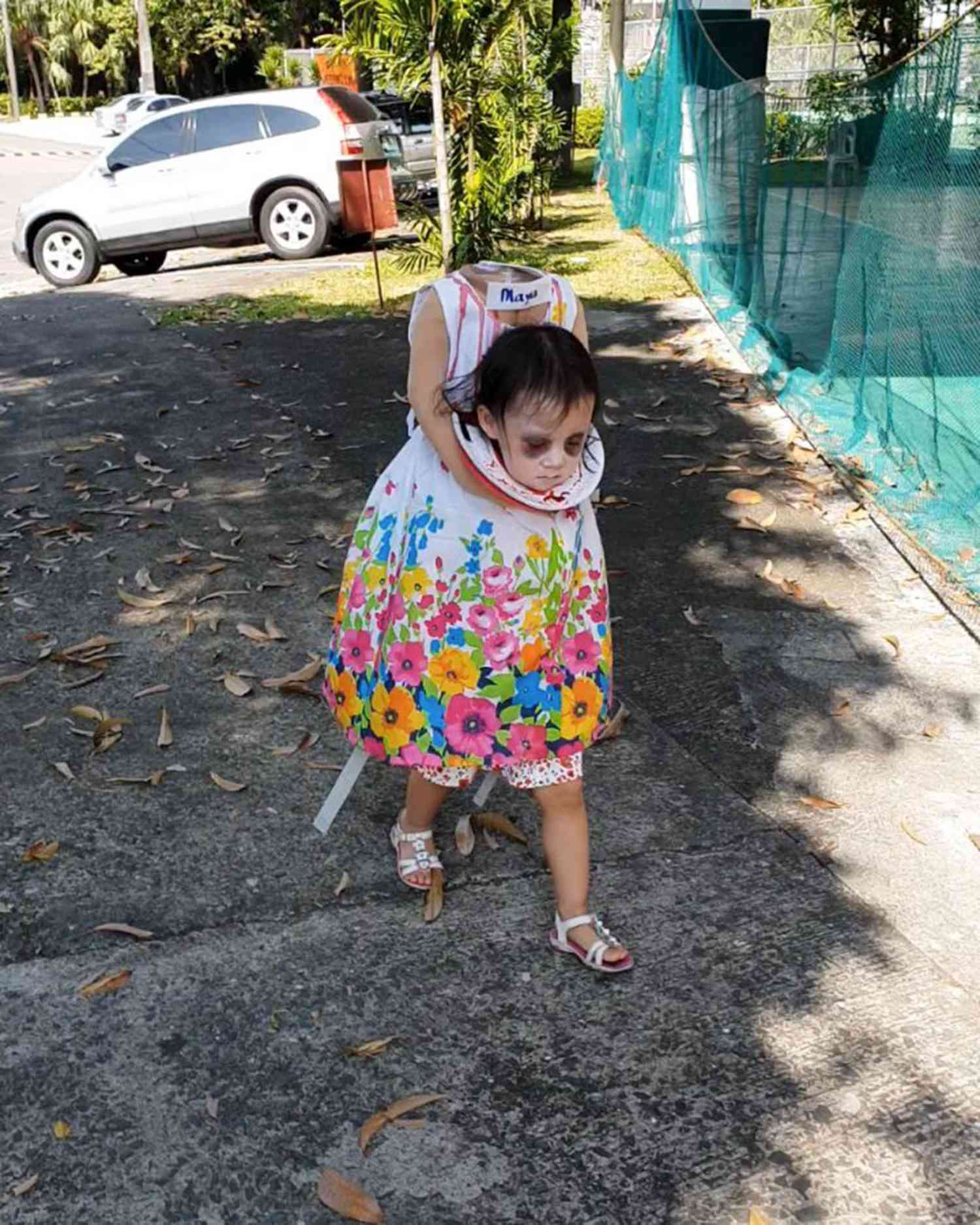 Little Girl Looks Headless In Homemade Halloween Costume People Com