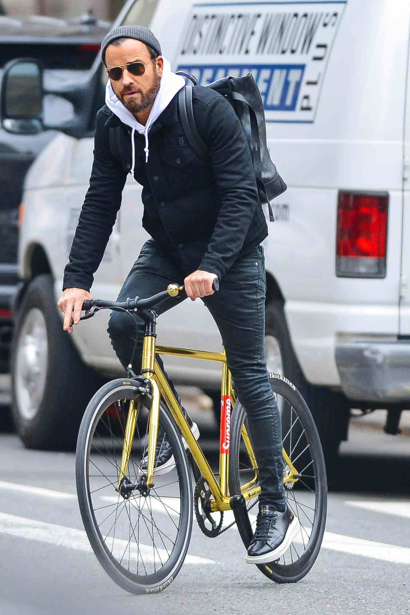 EXCLUSIVE: Justin Theroux is Pictured on a Bicycle Ride in New York City.